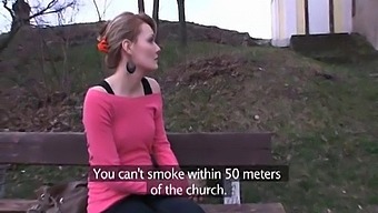 Η Meggie Από Τον Publicagent Συμμετέχει Σε Μια Υπαίθρια Συνάντηση Σεξ Για Χρήματα Κοντά Σε Μια Εκκλησία