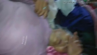 Η Milf Με Καμπύλες Απολαμβάνει Την Πρωκτική Απόλαυση
