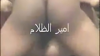خانم های جذاب عربی از خود لذت می برند