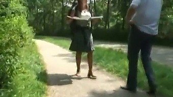 荷兰家庭主妇在树林里享受户外肛交和面部射精