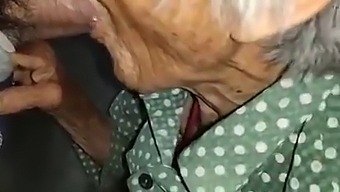 Пожилая Китаянка Занимается Откровенными Делами