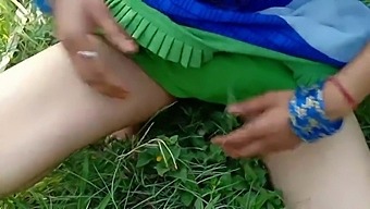 Desi Bhabhi享受粗暴的肛交和肮脏的谈话