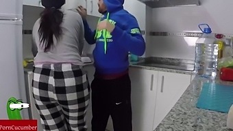 Pamela Sanchez Faz Um Boquete Desleixado Na Cozinha