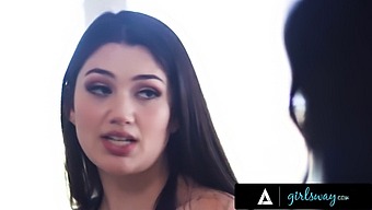 ブルネットの熟女と義理の娘がホットなレズビアンエンカウンターに没頭する
