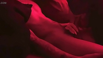 戴面具的支配女性排泄我的睾丸